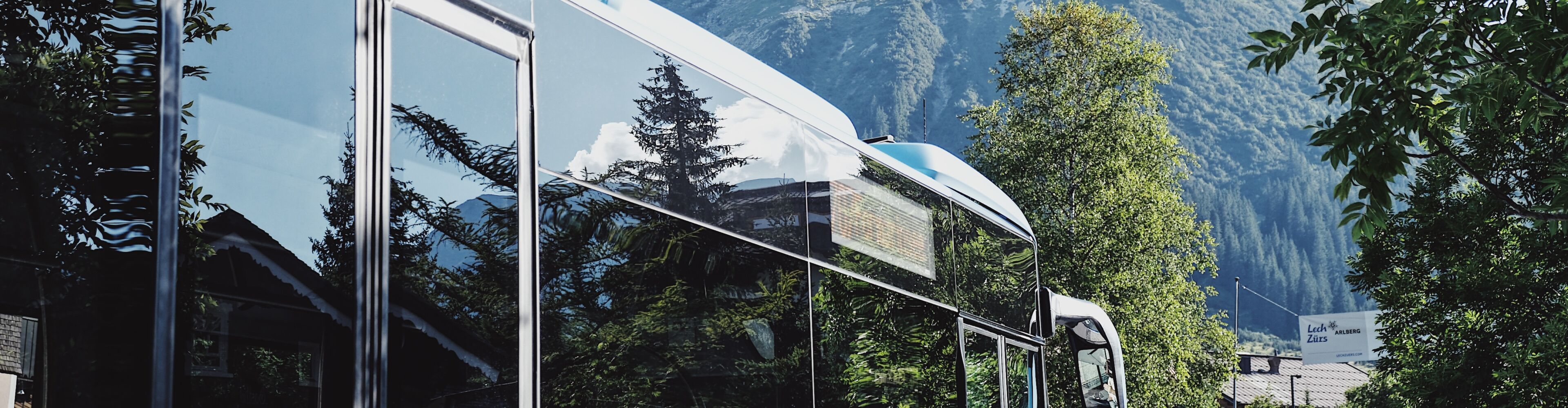 Ortsbus-Lech-mit-Blick-auf-das-Omeshorn