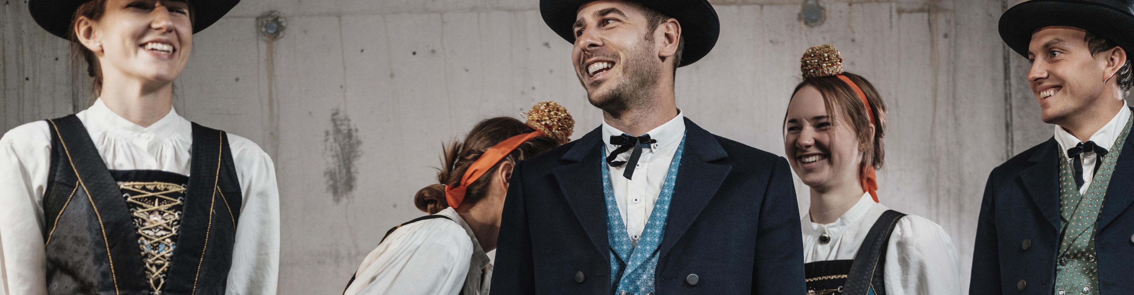 Fünf junge Lecher Menschen, drei Frauen und zwei Männer in traditioneller Tracht