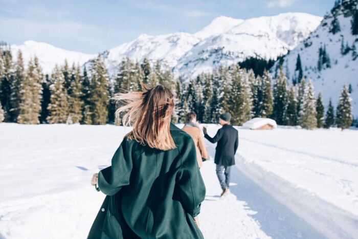 Verschneiter Winterwanderweg im Zugertal