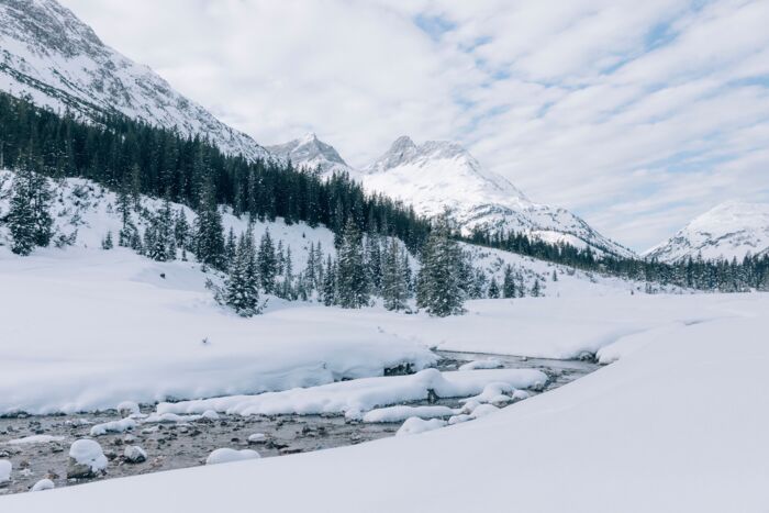 Wandern entlang des gefrorenen Lechs