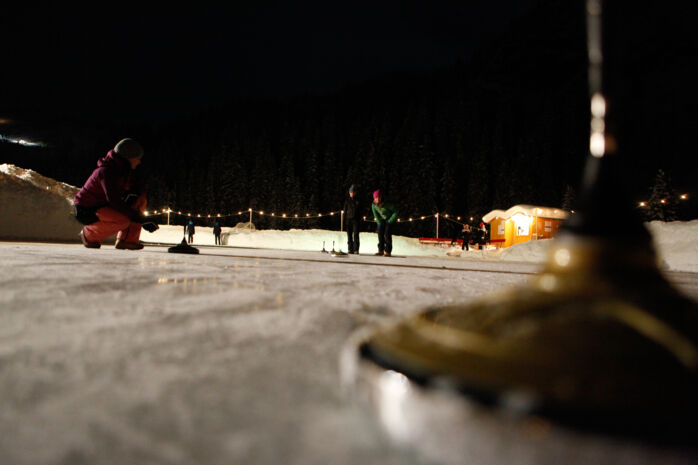 Eislaufplatz in Lech Zürs in der Nacht