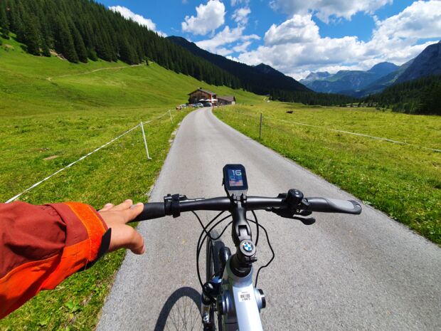 E-Bike Tour durch das Zugertal in Richtung des Älpele (kleine Hütte)